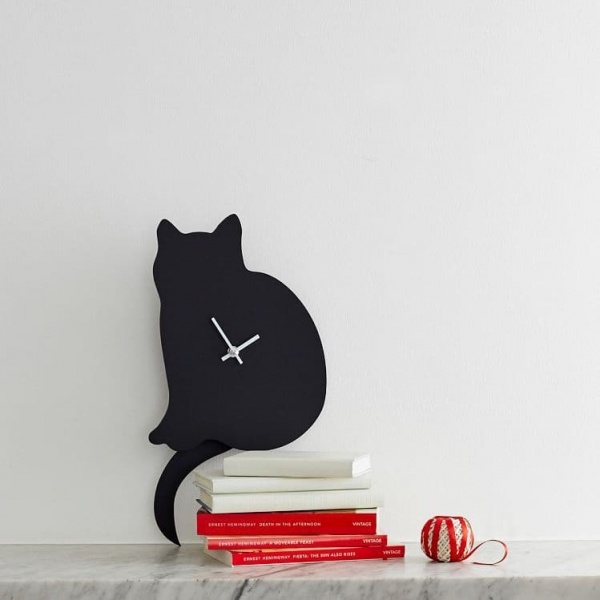 CAT CLOCK  WITH WAGGING TAIL