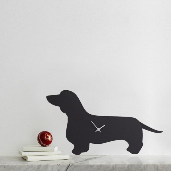 DACHSHUND CLOCK WITH WAGGING TAIL