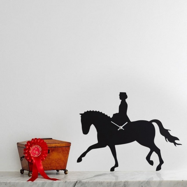 DRESSAGE HORSE CLOCK  WITH WAGGING TAIL