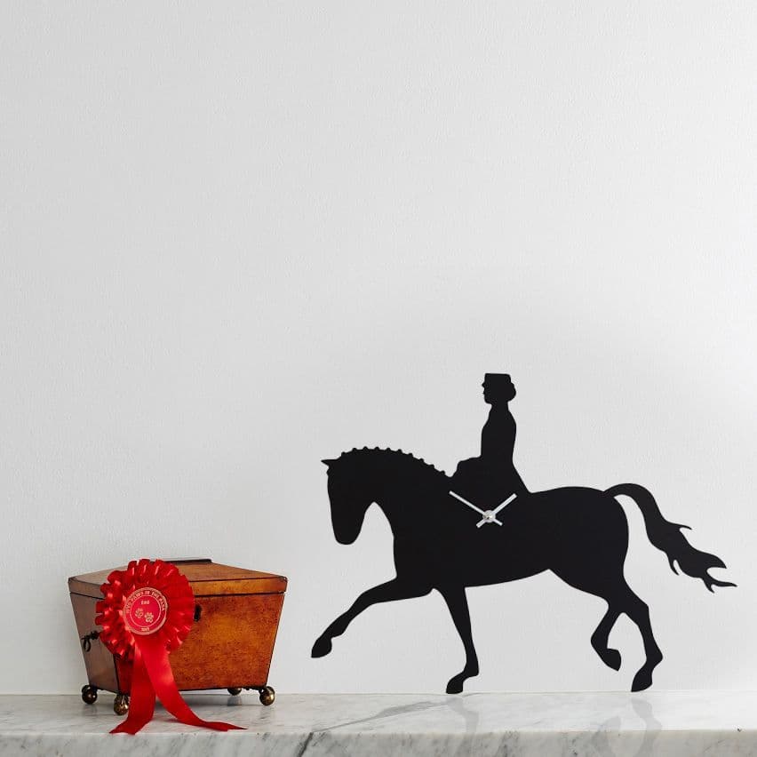 DRESSAGE HORSE CLOCK WITH WAGGING TAIL horse and hoof