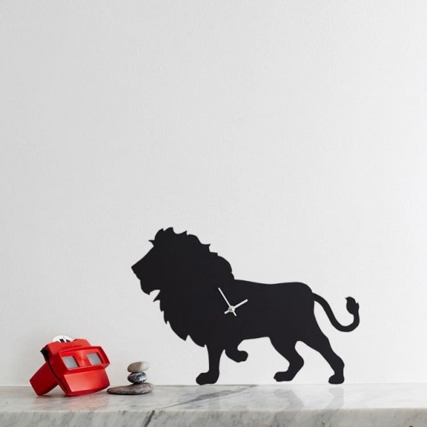 LION CLOCK WITH WAGGING TAIL